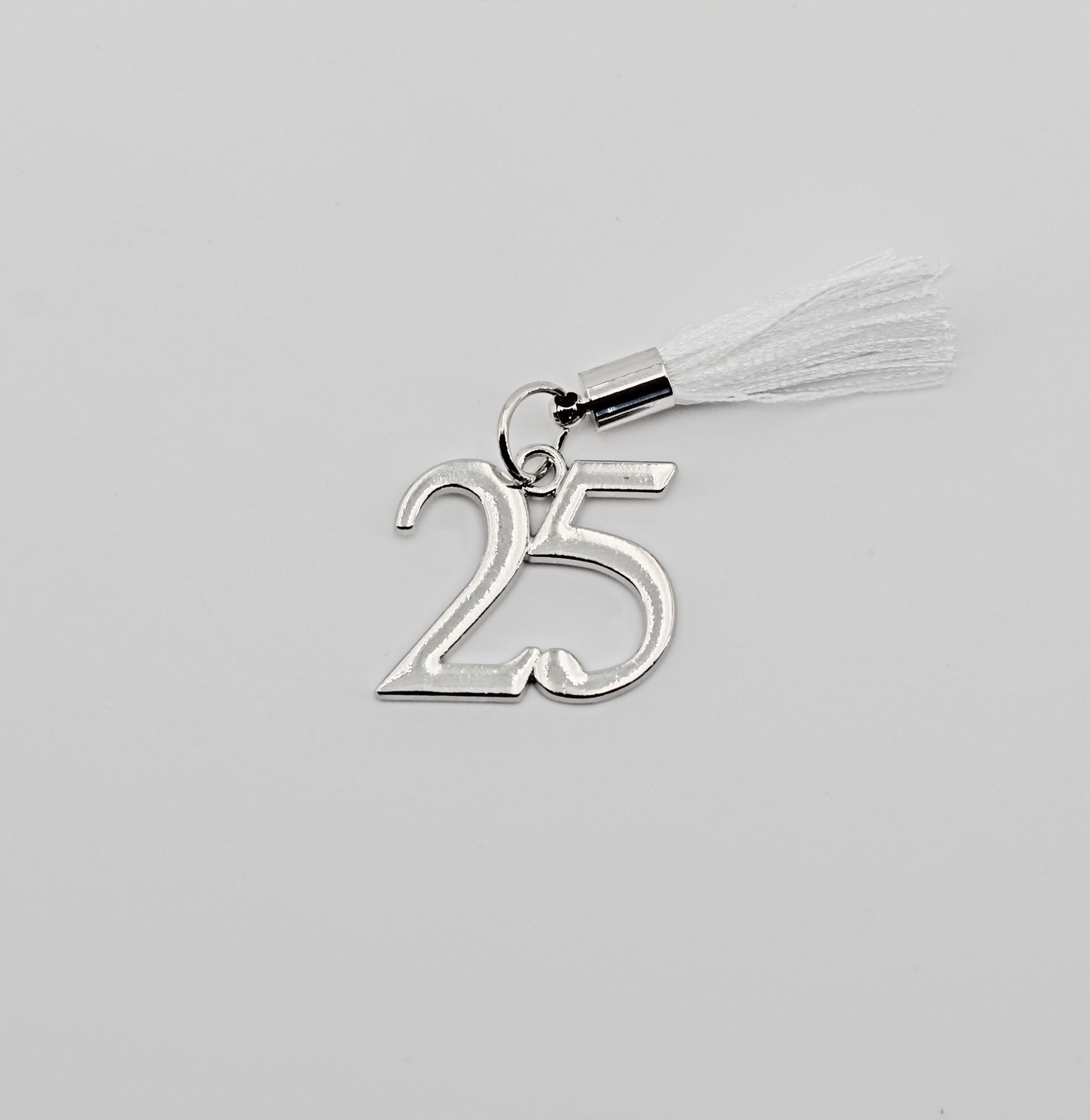 Bomboniera targhetta 25°con nappina bianca Pz. 12