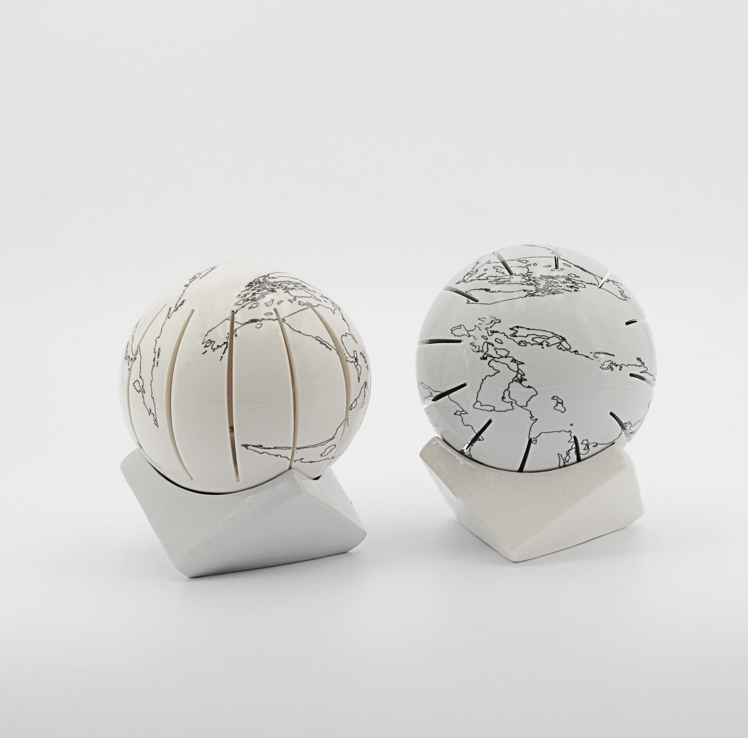 Bomboniera mappamondo con led più base due colori assortiti Pz. 2 - immagine 3