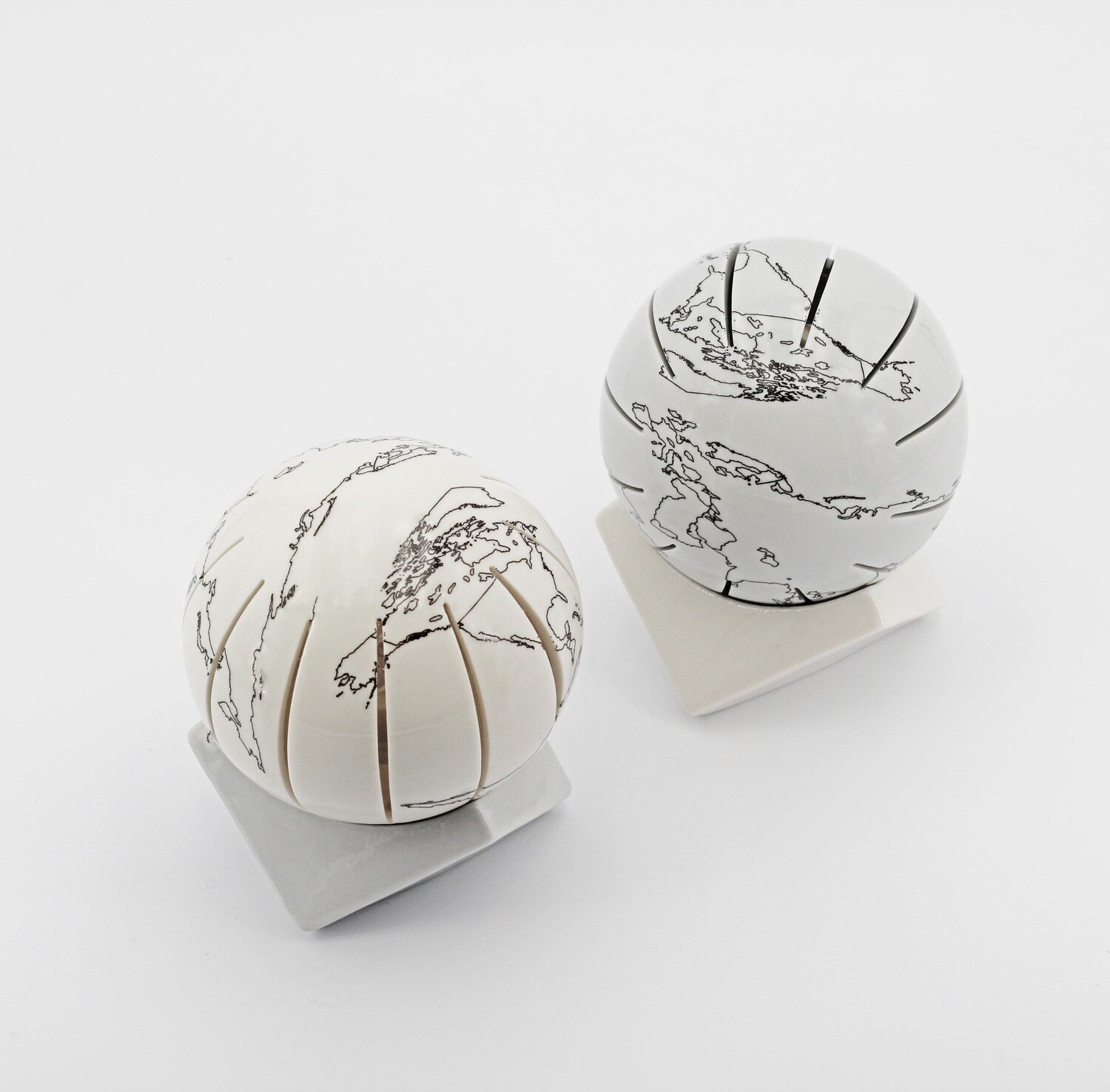 Bomboniera mappamondo con led più base due colori assortiti Pz. 2