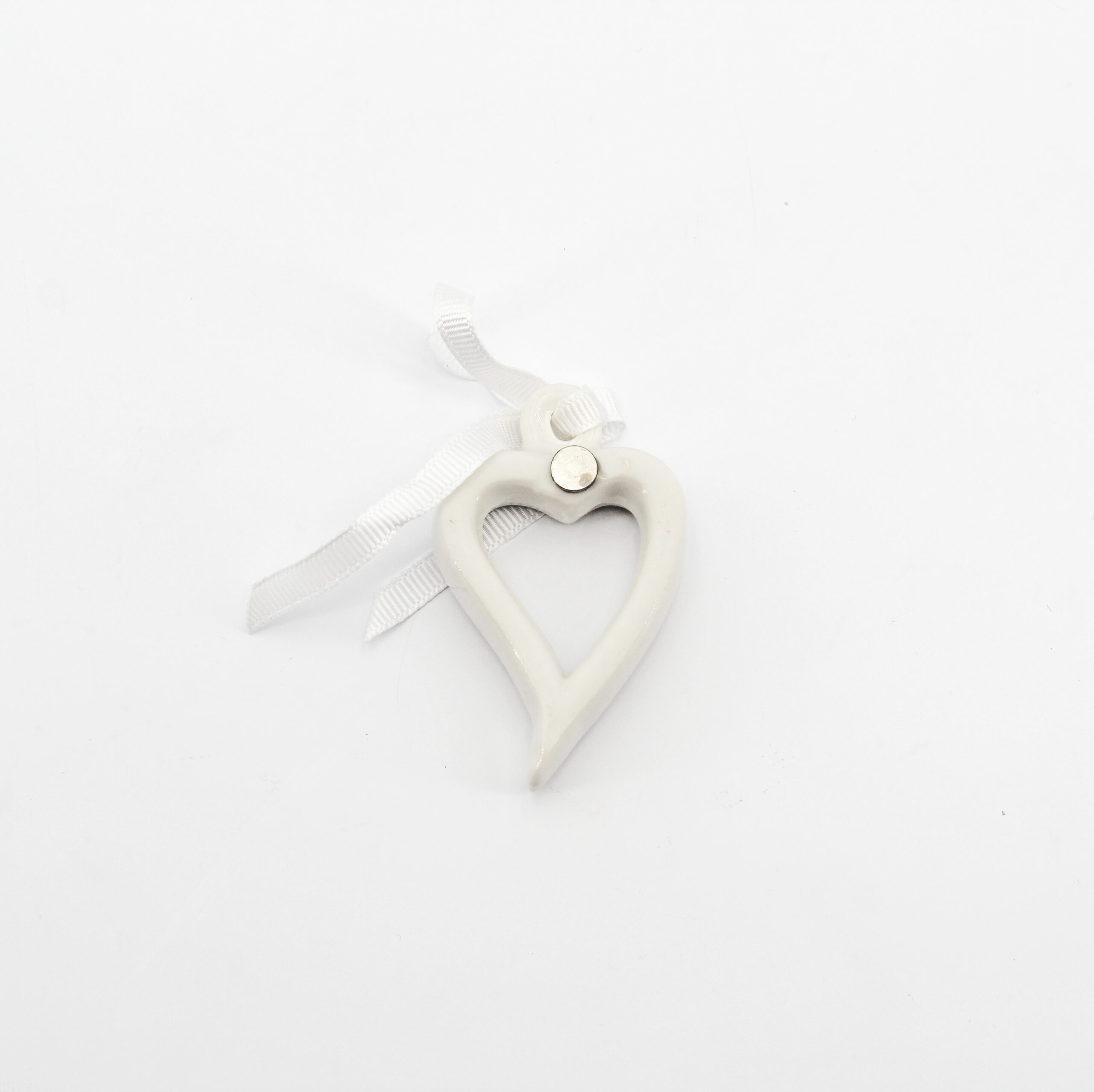Bomboniera applicazione cuore bianco con calamita Pz. 12 - immagine 3