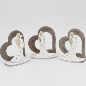 Bomboniera in resina coppia sposi i love you con sagoma cuore h 9 cm. Pz.3