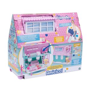 Cicciobello – Amicicci La nuova Casa Trolley, un playset che diventa trolley – Porta sempre con te il tuo bellissimo Cicciobello, anche nei lunghi viaggi in macchina…e tienilo al sicuro grazie a questo fantastico seggiolino! Potrai fare tanti viaggi in macchina con il tuo bambolotto in tutta sicurezza, questo seggiolino fatto per tenere Cicciobello al sicuro e tranquillo. Aggancia bene le cinture e partite insieme per numerose avventure!…